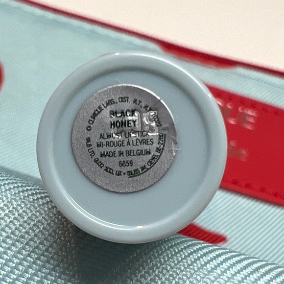 Clinique makeup & skincare bundle (4 items) - Picture 2 of 12